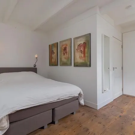 Exceptional And Stylishly Furnished Canal House *