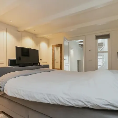 Exceptional And Stylishly Furnished Canal House