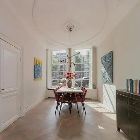 Exceptional And Stylishly Furnished Canal House *