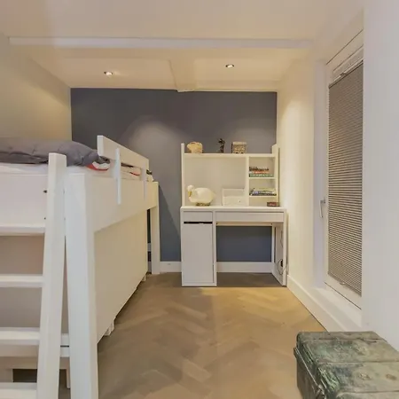 Exceptional And Stylishly Furnished Canal House *