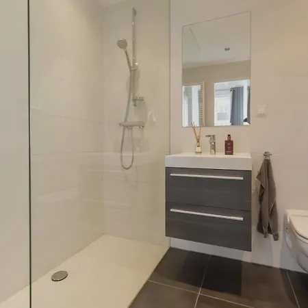 Exceptional And Stylishly Furnished Canal House *